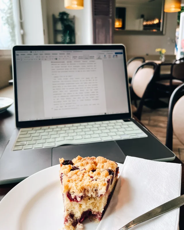 Ein Hallo aus der Versenkung! ☺️

So langsam kehre ich aus meinem kleinen Instagram-Exil zurück - und gleichzeitig ist das auch die Rückkehr zum Schreiben. Diese Woche war ich mit einer wunderbaren Freundin und Autorenkollegin im Urlaub und wir haben uns etwas Salzwasser um die Nase wehen lassen, Kuchen gegessen und geschrieben. Mein Hauptprojekt hat jetzt die ersten 50 Seiten, eine Kurzgeschichte zu einem besonderen Projekt in der nächsten Zeit ist fertig, ein Exposé aufgefrischt und auch an einem Spaßprojekt kamen noch einige Seiten zusammen. ☺️ Damit starte ich wieder voll in den Lektoratsalltag rein, aber bald gibts bei @cara_yarash und mir ganz tolle News zu Whispering Waves und wir können euch was Schönes präsentieren, zu dem einige auf der Messe schon einen ersten Blick erhascht haben. ❤️

Frohe Ostern euch allen! 

#autoren #autorenaufinstagram #autorenleben #meer #cutecafe #kaffeeliebe #lesen #leseliebe #lesezeit #schreiben #schreibsüchtig