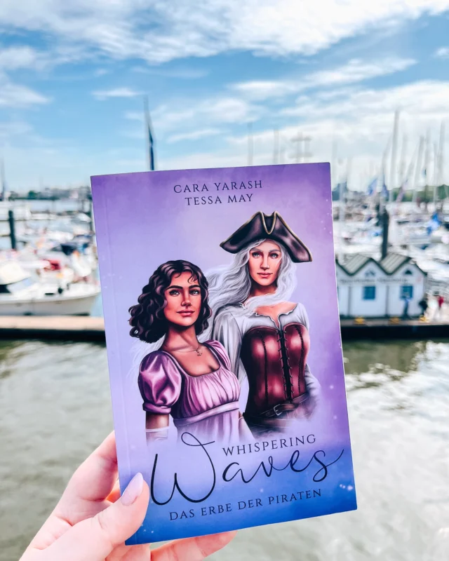 COVERREVEAL & NEUERSCHEINUNG

Eine Weile haben wir ja schon geteasert, aber hier ist es nun: Die neue, aktualisierte Auflage von WHISPERING WAVES! 💜💜 Unsere Piratinnen Mina und Clarisse stechen erneut in See 🩷

Lange war es unser Wunsch, Whispering Waves eine neue Version zu geben, in der ihr nun auch eine sehr emotionale Kurzgeschichte findet. Wir freuen uns riesig, dass es jetzt geklappt hat! Am Text hat sich ansonsten stilistisch ein wenig getan, aber inhaltliche Änderungen gibt es keine. 🩷

Wir möchten uns ganz herzlich bei @kristinheldrung für die wunderschöne Coverillustration und die neuen Kapitelzierden bedanken, ebenso wie bei @mariegrasshoff, die die Typografie gestaltet und alles hübsch angepasst hat 🩷🩷 Außerdem danken wir ganz herzlich der lieben @babsischwarz_autorin für den lieben Blurb, der uns so glücklich gemacht hat! Und auch ein großes Danke an @marie.weissdorn, die für Lektorat und Korrektur am Start war. ☺️🩷 

Außerdem geht ein großer Dank an @feelings_books_love raus - denn dank Maddi haben wir es endlich angepackt und für euch Whispering Waves überarbeitet. Dank @tolino_media werdet ihr das Taschenbuch ab nächster Woche auch in Buchhandlungen eurer Wahl beziehen können! ☺️🩷 Das E-Book mit den Aktualisierungen und der neuen Kurzgeschichte steht bereits in den Startlöchern für euch bereit. 🤭

Wir freuen uns mega auf dieses zweite Leben für unser geliebtes Buch - und sind sehr gespannt, was ihr so zu der neuen Bonusgeschichte sagt 😄🩷