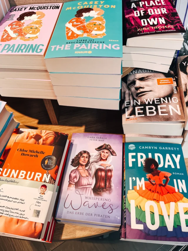 So furchtbar die Welt zurzeit auch ist - manche Dinge machen echt glücklich. Das eigene Buch direkt im Eingangsbereich einer Buchhandlung sehen, zum Beispiel. Schreiben. Die Seele baumeln lassen. Und zum Glück gibts dazu gerade ganz viele Gelegenheiten ❤️📚

#whisperingwaves #buchhandlung #bookstagramgermanyِ #leseliebe #leselust #lesen #schreiben #autorenleben #queerebücher #piratenbuch #sapphicbücher #buchverrückt #buchliebe #autorenalltag #autorenglück